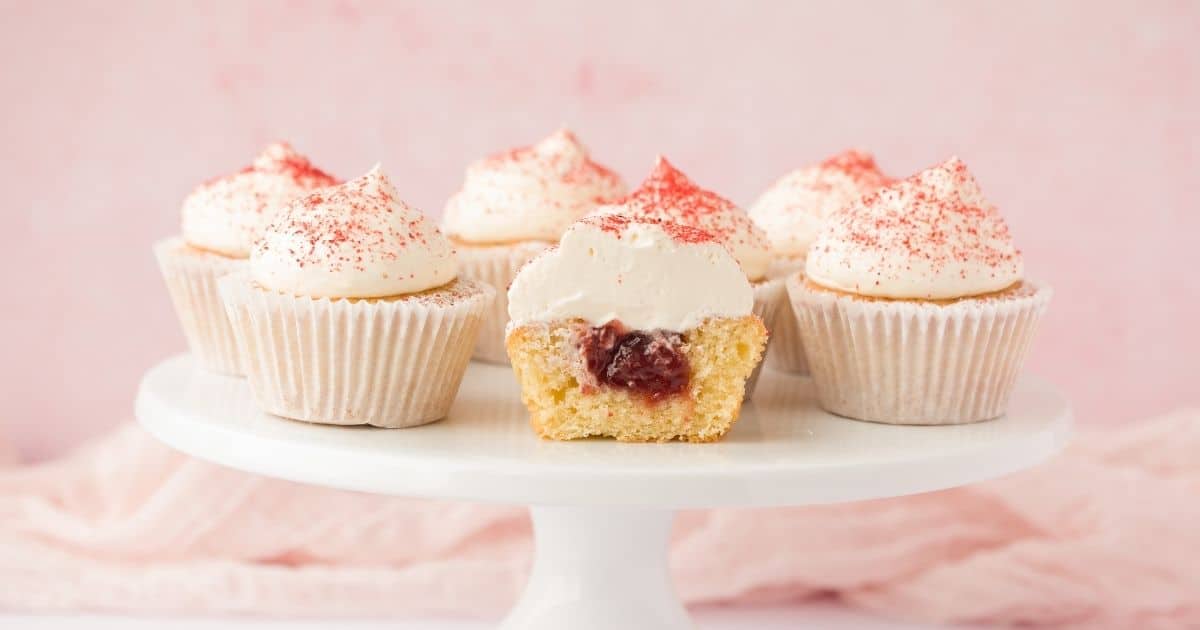 Easy Victoria Sponge Cupcakes: A Classic English Treat